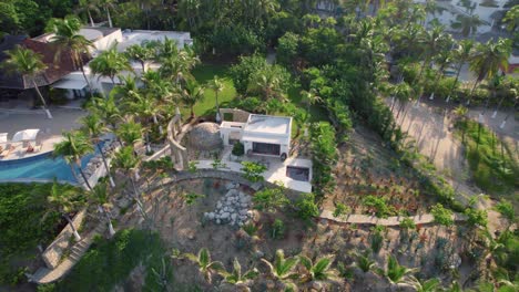 Huatulco,-Mexiko-Strandvilla-Mit-Panoramablick-Auf-Das-Meer-Und-üppigem-Grün-–-Luftbild