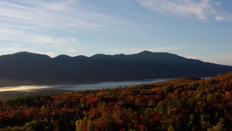 Wunderschöne-Herbstblattfarben-Und-Laub-Während-Des-Sonnenaufgangs-Im-Morgengrauen-In-Den-Bergen-Von-New-England