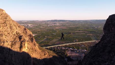 Sportler-überquert-Hängebrücke-Am-Canyon-Silhouette-Eines-Mannes,-Der-Einen-Klettersteig-In-Redovan,-Alicante,-Spanien-Macht