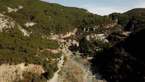 Vista-De-Drones-De-Las-Aguas-Termales-Y-El-Puente-De-Benja,-Albania,-Balcanes,-Europa