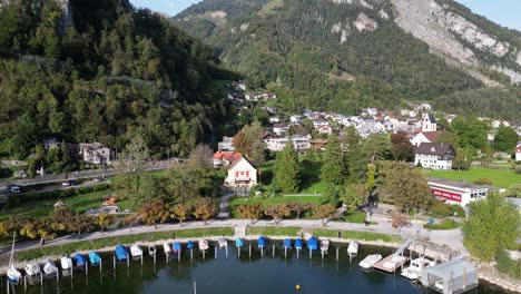 Ciudad-De-Weesen-Cerca-De-La-Orilla-Del-Lago-Walensee,-Suiza