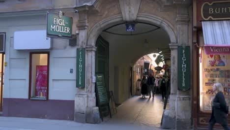 Entrada-A-Wollzeille-5,-El-Famoso-Restaurante-Figlmüller-En-Viena,-Austria---Octubre-De-2023