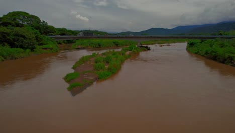 Luftaufnahme-Des-Flusses-Tarcoles-Und-Einer-Brücke,-Costa-Rica