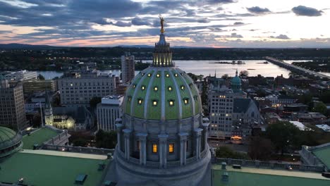 Pennsylvania-capitol-building-dome-at-night