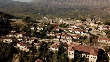 Vista-De-Drones-Del-Castillo-De-Herat,-Albania,-Balcanes,-Europa-Retrocede-Para-Revelar-La-Muralla-De-La-Ciudad