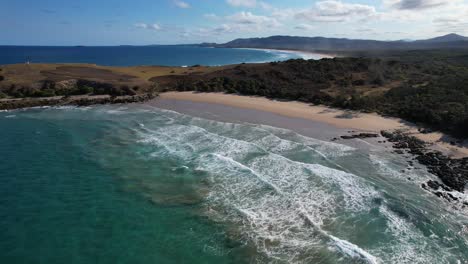 Playa-Vacía-De-Shelly-Beach-Con-Mírame-Ahora-Promontorio-En-El-Fondo-En-Nueva-Gales-Del-Sur,-Australia