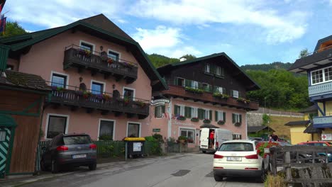 Rosafarbene-Häuser-Der-Kurstadt-Saint-Gilgen