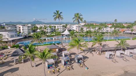 Paraíso-Mágico-De-Vacaciones-En-El-Caribe,-Piscina-Y-Playa-De-Arena,-Antena