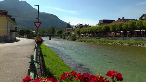 Der-Fluss-Traun-Fließt-An-Sonnigen-Tagen-Durch-Die-Kurstadt-Bad-Ischl