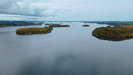 Islas-Del-Archipiélago-En-Un-Lago-En-Valkeakoski,-Finlandia