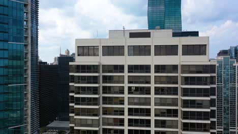 Luftaufnahme,-Die-Vor-Einem-Gebäude-Aufsteigt-Und-Die-Skyline-Von-Streeterville-In-Chicago,-USA,-Freigibt