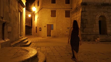 Mujer-Caminando-Por-Las-Calles-Del-Casco-Antiguo-Histórico-Noche-De-Verano,-Tiro-De-Grúa