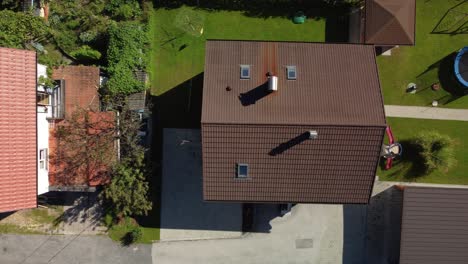 Blick-Nach-Unten-Auf-Die-Drohne,-Die-über-Das-Dach-Des-Hauses-Fliegt