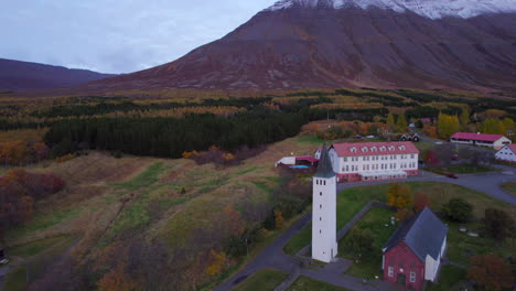 Hólar-Iglesia-Y-Pueblo-En-El-Valle-Montañoso-Otoñal-Del-Norte-De-Islandia