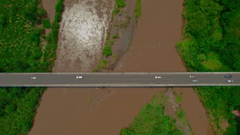Costa-Rica,-Krokodilbrücke,-Draufsichtbrücke-über-Den-Fluss