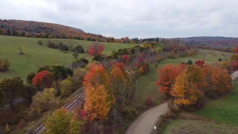 Typische-Herbstlandschaft-Im-Ländlichen-Caledon,-Allein-Unterwegs-Im-Auto,-Kanada