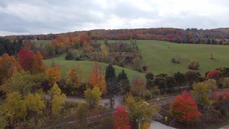 Wunderschöne-Herbstlandschaft-Im-Ländlichen-Caledon-An-Bewölkten-Tagen,-Kanada