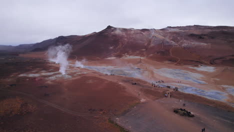 Viele-Touristen-Besuchen-An-Bewölkten-Tagen-Das-Aktive-Geothermische-Vulkangebiet-Hverir