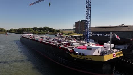 Frachtschiff-Stolt-Donau-Mit-Containern,-Die-Im-Hafen-Mit-Kran-Zum-Segeln-Vorbereitet-Werden