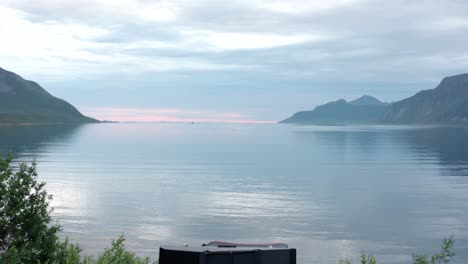 Acampar-En-Una-Tienda-De-Campaña-En-El-Techo-Del-Coche-Cerca-De-Un-Tranquilo-Lago-En-El-Camping-De-Sifjord,-Noruega