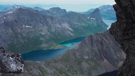 Vista-Panorámica-Del-Paisaje-Montañoso-En-Kvaenan,-Isla-Senja,-Noruega