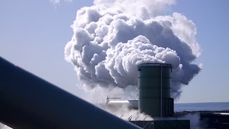 Industrielles-Geothermierohr,-Das-Dampf-In-Die-Atmosphäre-Bläst