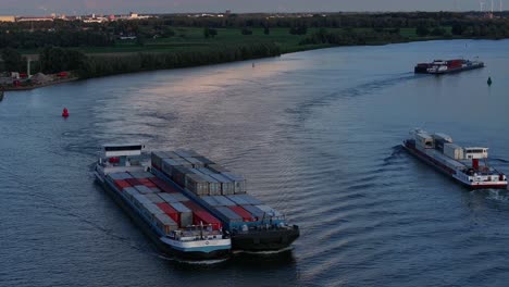Kombinierte-Containerschiffe,-Die-Auf-Niederländischen-Flüssen-Fahren-Und-An-Einem-Anderen-Schiff-Vorbeifahren