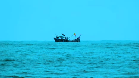 Ein-Fischkutter,-Der-An-Einem-Windigen-Tag-Friedlich-In-Der-Bucht-Von-Bengalen-Treibt