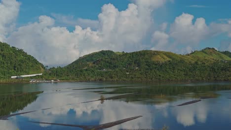 Ruhige-Philippinische-Fischteiche-In-Surigao,-Umgeben-Von-Hügeln-Mit-üppigen-Bäumen
