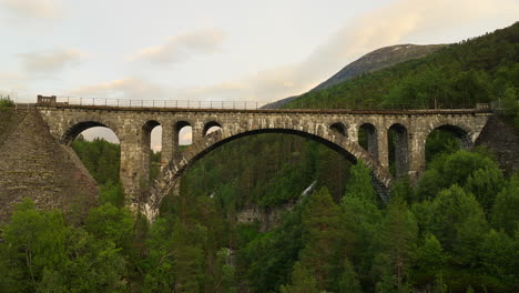 Drohnenrückzugsansicht-Von-Der-Kylling-Brücke-über-Den-Fluss-Rauma,-Verma,-Norwegen