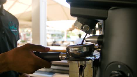 Café-Mitarbeiter-Hält-Siebträger-Hoch,-Um-Ihn-Mit-Frisch-Gemahlenem-Kaffee-Zu-Füllen