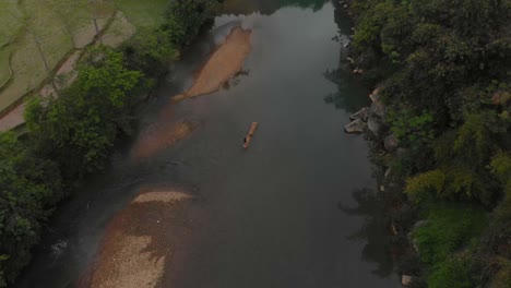 Einheimischer-Fischer-Auf-Bambusfloß-In-Vietnam,-Luftaufnahme