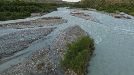 Flug-über-Bäche-Des-Shilik-Gebirgsflusses-In-Der-Nähe-Des-Dorfes-Saty-In-Der-Region-Almaty,-Kasachstan,-Zentralasien