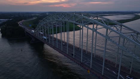 Luftaufnahme-Der-Brücke,-Die-Die-Ufer-Von-Amsterdam-In-Den-Niederlanden-Verbindet