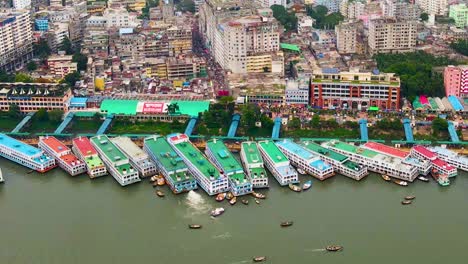 Luftaufnahme-Des-Geschäftigen-Hafens-Von-Sadarghat-In-Dhaka,-Bangladesch
