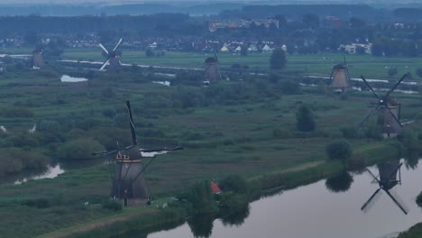 Windmühlen-Im-Luftbild-Zwischen-Bewässerten-Feldern