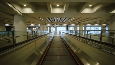 Automatischer-Gehweg-Und-Flache-Rolltreppe-Im-Internationalen-Flughafen-Hongkong