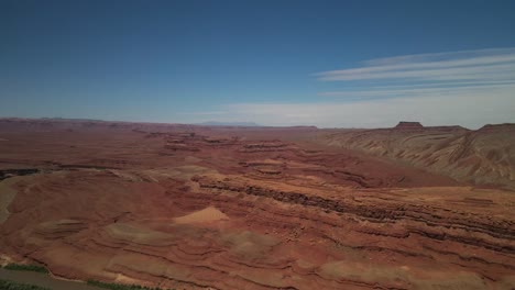 Drohnen-Luftaufnahme-Einer-Atemberaubenden-Landschaft-Des-Antelope-Nationalparks-In-Arizona,-Gekennzeichnet-Durch-Die-Einzigartigen-Texturen-Seiner-Felsformationen-Und-Eines-Sich-Daneben-Schlängelnden-Flusses