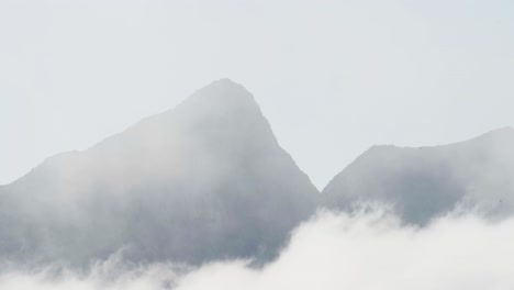 Majestuosas-Montañas-Detrás-De-Nubes-De-Niebla-En-El-Parque-Nacional-Anderdalen,-Senja,-Noruega