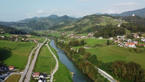 Panorama-Drohnenansicht-Von-Flusshäusern-Und-Tälern-In-Europa