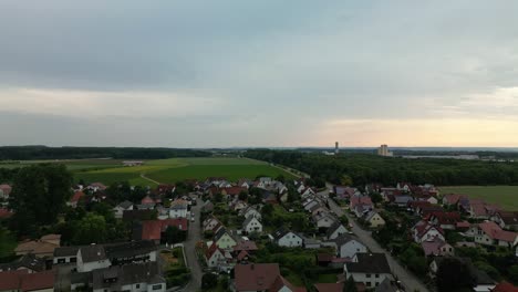 Deutsche-Siedlung-Mit-Weitläufiger-Grüner-Landschaft