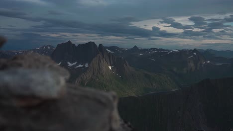 Montaña-Breitinden-Vista-Desde-El-Pico-Grytetippen-En-Noruega---Amplia
