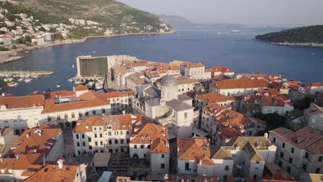 Toma-De-Arco-Aéreo-De-La-Catedral-De-Dubrovnik-En-El-Casco-Antiguo,-Dalmacia,-Croacia.