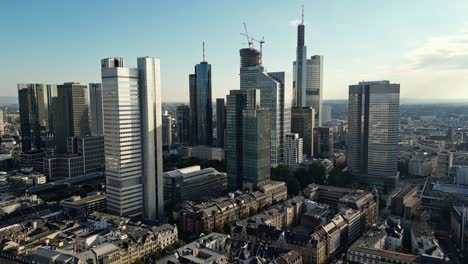 Beeindruckende-Wolkenkratzer-überragen-Die-Riesige-Stadt-Frankfurt