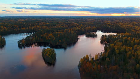 Ein-See-Inmitten-Eines-Endlosen-Wildniswaldes-Im-Süden-Finnlands