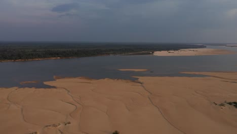 Schwere-Dürre-In-Brasilien,-Temperaturanstieg-Führt-Zu-Wüstenbildung,-Niedrigem-Wasserstand-Und-Sandbänken-Im-Amazonas-Einzugsgebiet