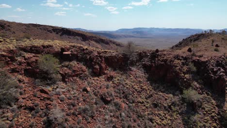 Hombre-Admirando-El-Panorama-En-El-Borde-De-La-Montaña-Durante-La-Aventura-De-Senderismo,-Desierto-De-Australia-Occidental