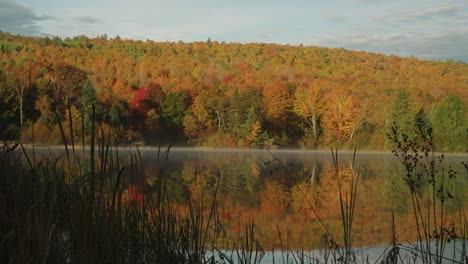 Fog-Moving-On-Lake-Time-Lapse,-Beautiful-Lake-Scene-During-Fall