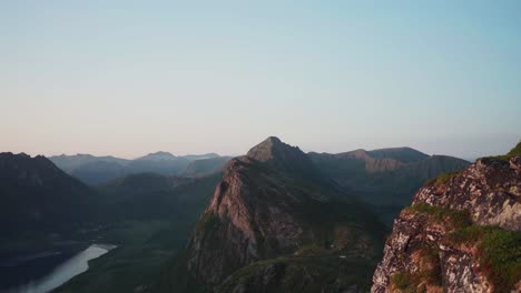 Una-Vista-Impresionante-Del-Pico-De-La-Montaña-En-Strytinden,-Noruega---Primer-Plano