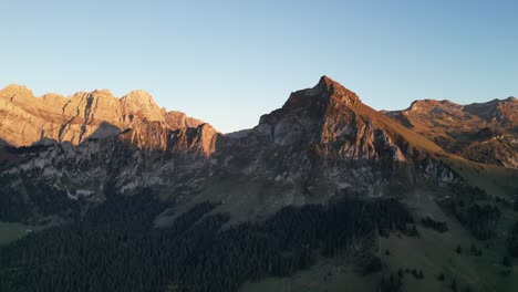 Atemberaubende-Aussicht-Auf-Den-Obersee-Fronalpstock-Glarus-Näfels,-Felsige-Berge-Mit-Blauem-Himmel-Und-Goldenem-Licht